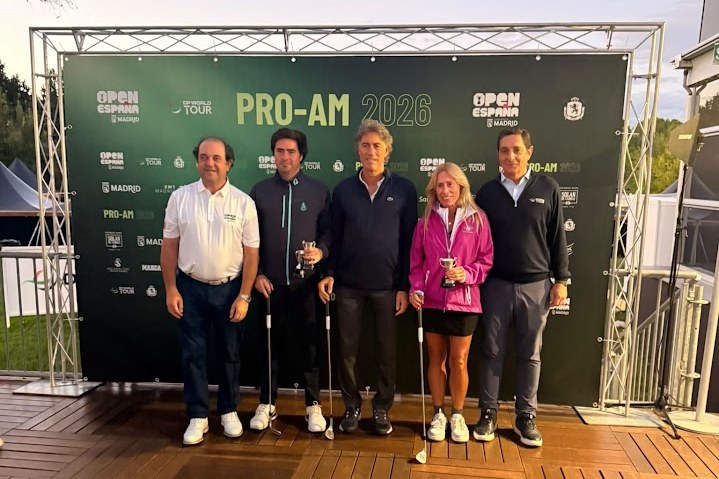 Mónica Díaz Vecino and her teammates with their third-place trophies at the Open de España 2026 Pro-Am prize-giving in Madrid